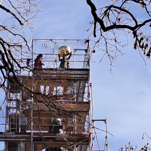 Die restaurierte Turmzier wird angebracht